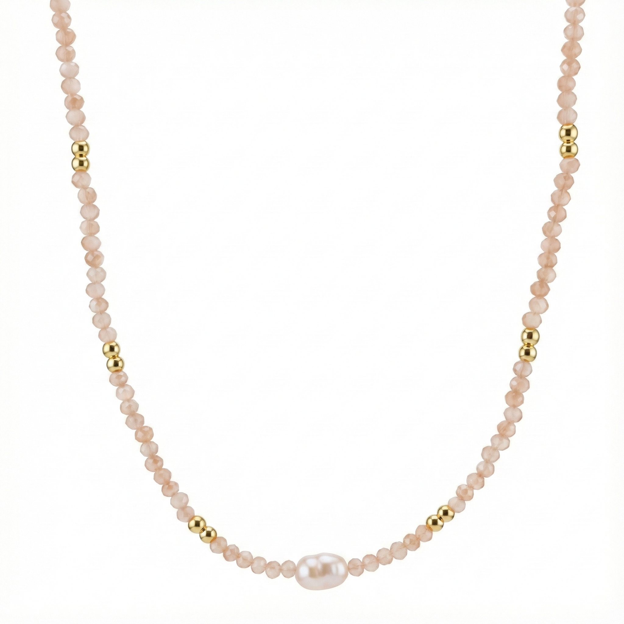 Détail perles blanches et cristaux sur collier doré